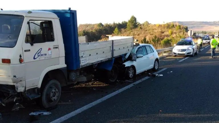 El accidente que ha provocado la muerte del joven en Puente la Reina. GCIVIL
