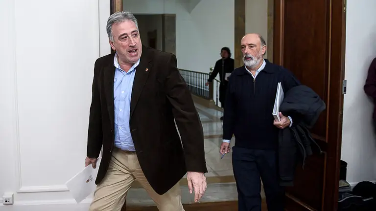 Joseba Asirón y Francisco Etxeberria ofrecen rueda de prensa por el cierre de la Cripta de los Caídos. PABLO LASAOSA.