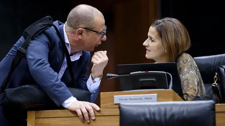 Carlos Gimeno habla con María Chivite, PSN. PABLO LASAOSA 