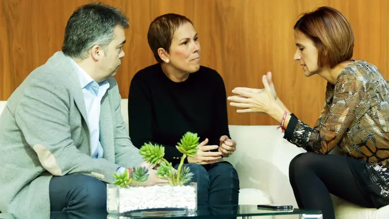 Santos Cerdán, Uxue Barkos y María Chivite, en un receso en el Parlamento de Navarra. PARLAMENTO DE NAVARRA