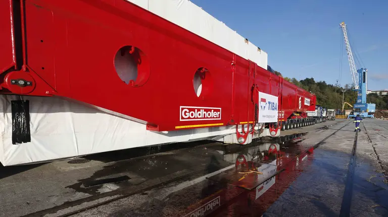 Vista del &#34;megatransporte&#34; de cien metros de largo, que pondrá a prueba las principales vías de Gipuzkoa, varias de las cuales tendrán que ser cortadas al tráfico en ambos sentidos durante las tres noches que tardará en recorrer, a 15 km/h., los 60 kilómetros que separan el puerto de Pasaia del límite con Navarra. EFE/ Juan Herrero.