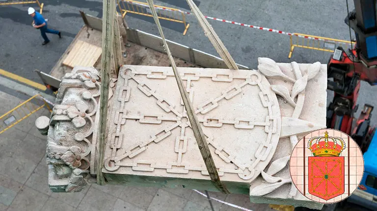 Escudo retirado y boceto de la nueva vidriera que va a colocarse en el tímpano de la fachada del Palacio de Navarra.