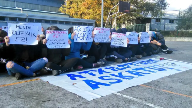 Un momento en el patio del Instituto San Miguel de Alsasua con pancartas y pintadas en la pizarra.
