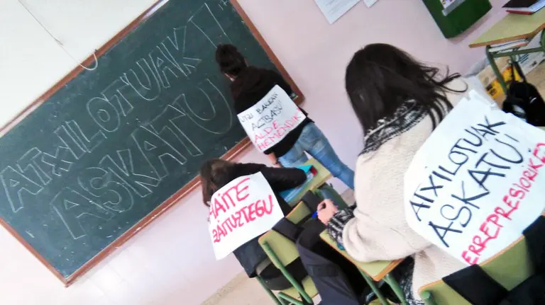 Clases en el Instituto San Miguel de Alsasua con pancartas y pintadas en la pizarra.