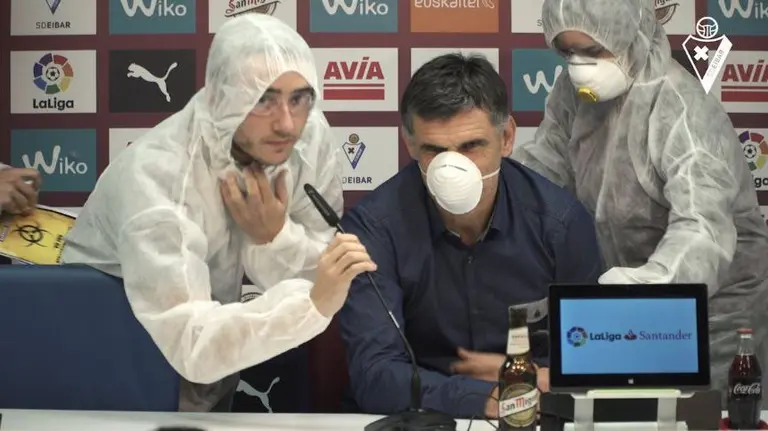 José Luis Mendilibar, evacuado en rueda de prensa como parte de una campaña promocional del Eibar