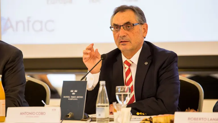 Momento de la intervención de Antonio Cobo, presidente de ANFAC, durante los 'Desayunos Empresariales' de navarracapitales