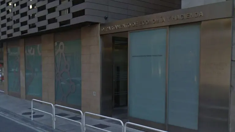 Edificio del Departamendo de Economía y Hacienda del Gobierno foral en la calle Cortes de Navarra