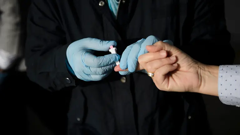 Una carpa ofrece mediciones gratuitas de glucosa y animaciones musicales con motivo del Día Mundial de la Diabetes. PABLO LASAOSA 09