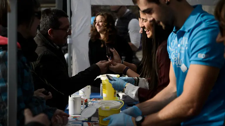 Una carpa ofrece mediciones gratuitas de glucosa y animaciones musicales con motivo del Día Mundial de la Diabetes. PABLO LASAOSA 10