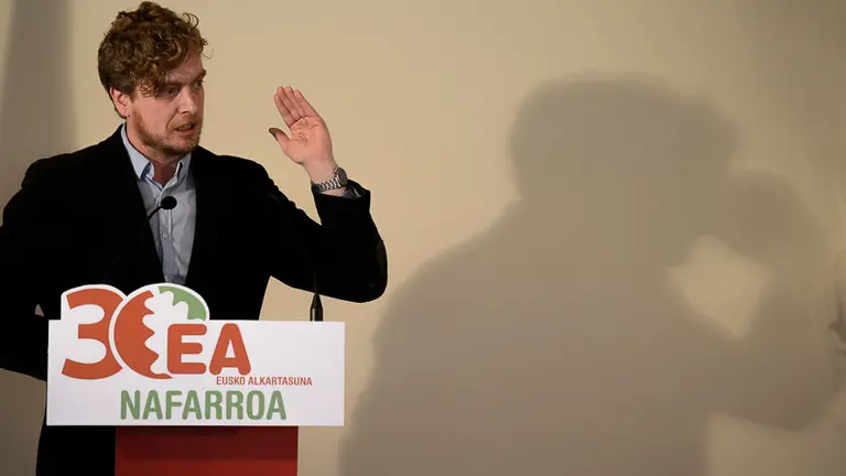 El parlamentario Maiorga Ramírez interviene en la celebración del 30 aniversario de Eusko Alkartasuna en un acto político en Pamplona. PABLO LASAOSA