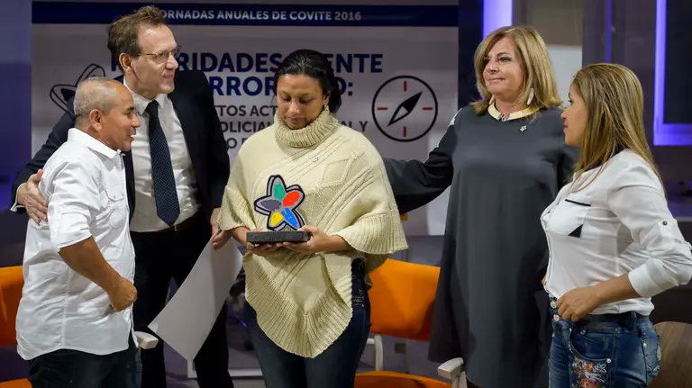 Covite entrega un reconocimiento al último asesinado por la guerrilla de las FARC en Colombia, el soldado Jaime Perdomo. DANI POZO