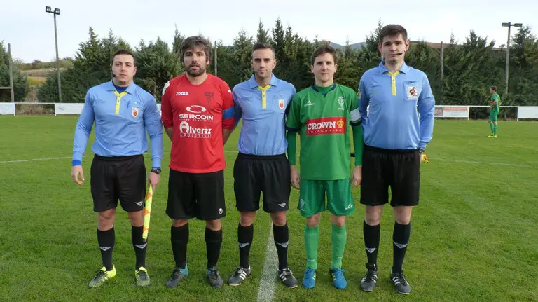 Trio arbitral y capitanes del Subiza - Iruña.