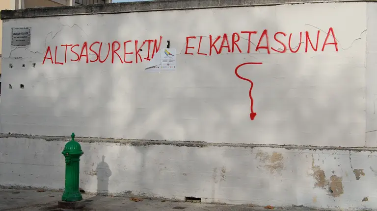 Pintadas de la kale borroka en el parque de Irubide, en la Chantrea (1)