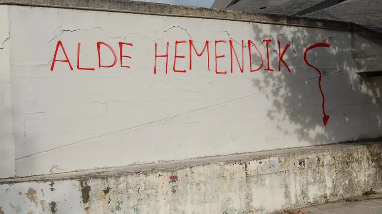 Pintadas de la kale borroka en el parque de Irubide, en la Chantrea (2)