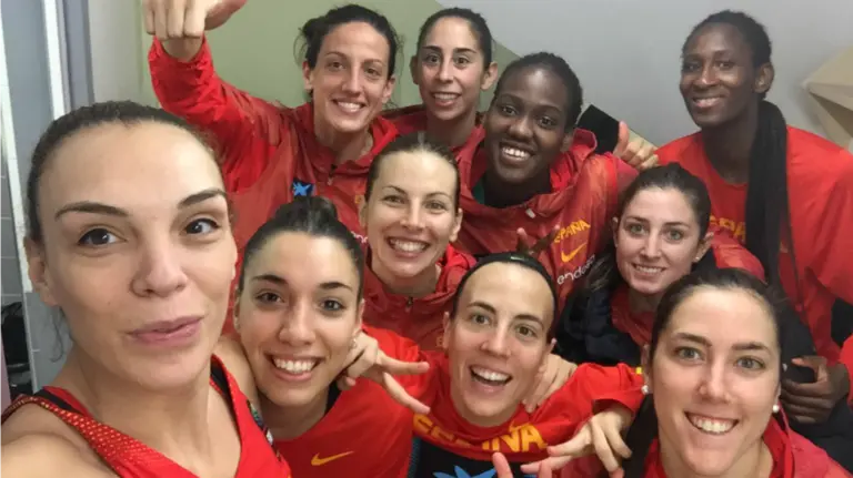 Las jugadoras de la selección celebran la victoria en Finlandia. Twitter.