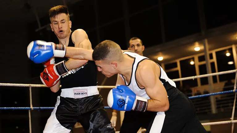 Velada de Muay Thai y Boxeo en el Polideportivo de Puente la Reina. MIGUEL OSÉS_18