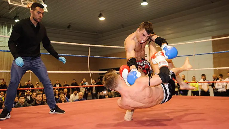 Velada de Muay Thai y Boxeo en el Polideportivo de Puente la Reina. MIGUEL OS&Eacute;S_23