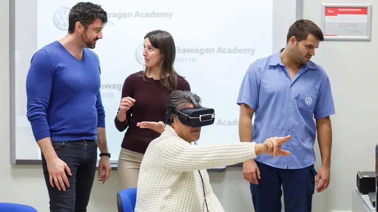 Juan Antonio Paredes, trabajador del taller de Revisión Final de Volkswagen Navarra, con las gafas de realidad virtual