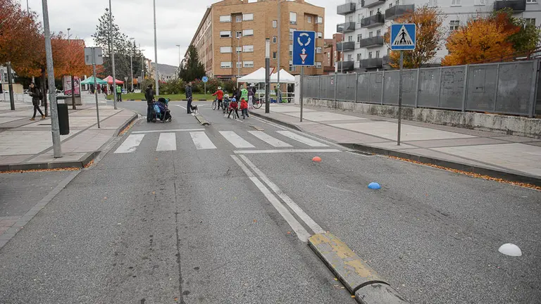 Bizikalea cierra su primera edición con un programa de actividades lúdico-festivas en la avenida Marcelo Celayeta. PABLO LASAOSA 01