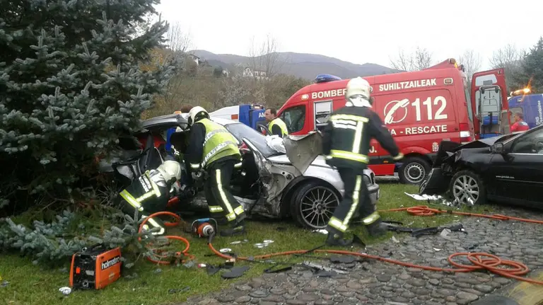 Accidente en Sunbilla, en la N 121 A, producido por el choque entre dos turismos. CEDIDA
