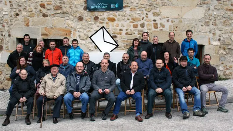 Cargos electos que han apoyado a la consulta soberanista promovida por Gure Esku Dago en Bacáicoa. EP