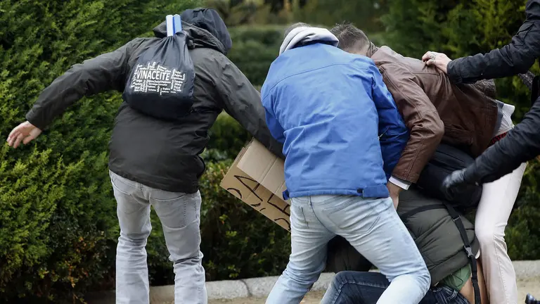 Varios ultras en el momento de la agresión al activista Lagarder EFE