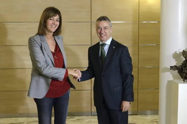 La dirigente del PSE Idoia Mendía y el lehendakari Iligo Urkullu se saludan durante un encuentro. EFE