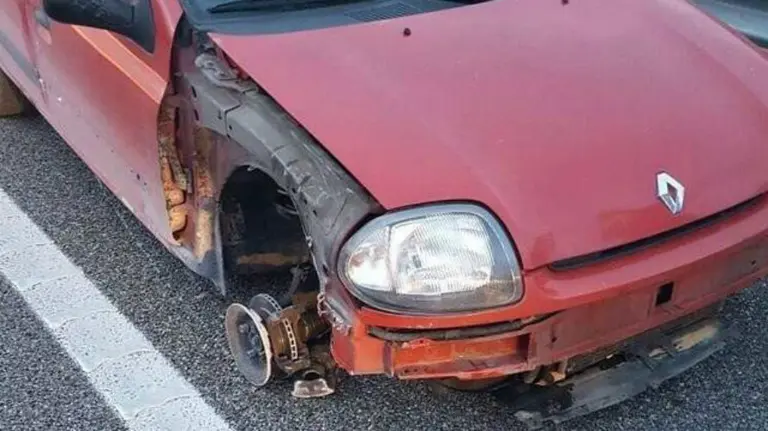 Vehículo en el que circulaba una joven por la AP7 en Girona en dirección contraria después de haber bebido y sin una de las rued