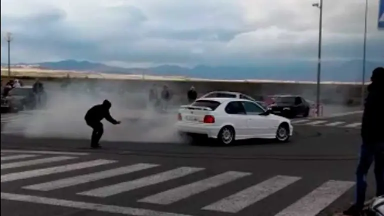 Imagen de un joven grabando a escasos centímetros de un coche haciendo trompos en Noáin.