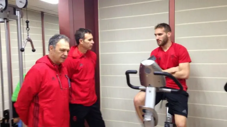 Jugadores de Osasuna realizando ejercicios junto a Caparrós antes del encuentro en Leganés.
