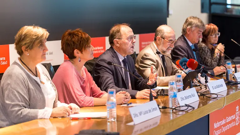 El consejero de Salud, Fernando Domínguez, presenta el texto definitivo del Decreto de Salud Sexual y Reproductiva, acompañado por el director general de Salud, Luis Gabilondo, y representantes de las cuatro formaciones que sustentan al Ejecutivo foral. IÑIGO ALZUGARAY