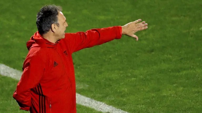 El entrenador de Osasuna Joaquín Caparrós durante el partido de la duodécima jornada de Liga en Primera División que Leganés y Osasuna juegan en el estadio de Butarque, en Leganés. EFE/JuanJo Martin.