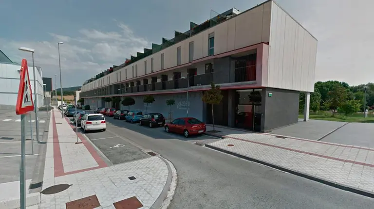 Bloque de viviendas de Nasuvinsa entre la calle Garajonay y la plaza Lago, en Sarriguren.jpg