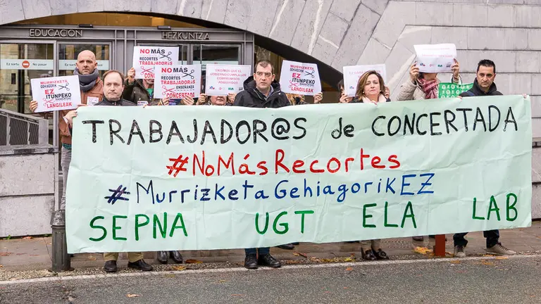 Representantes de los sindicatos presentes en la enseñanza concertada se concentran frente al Departamento de Educación contra los nuevos recortes (4). IÑIGO ALZUGARAY