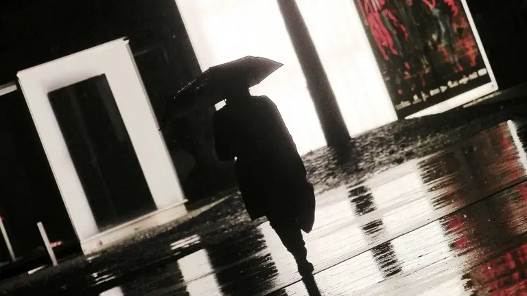 Una persona pasea por Pamplona, en una jornada con lluvia generalizada en toda Navarra y descenso de temperaturas con heladas en zonas de los Pirineos. EFEIvan Aguinaga