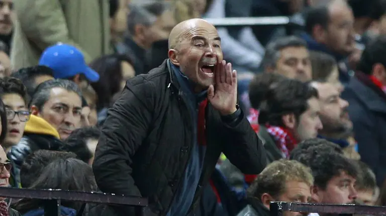 Sampaoli dirige a su equipo desde la grada al sex expulsado. Web Sevilla CF.