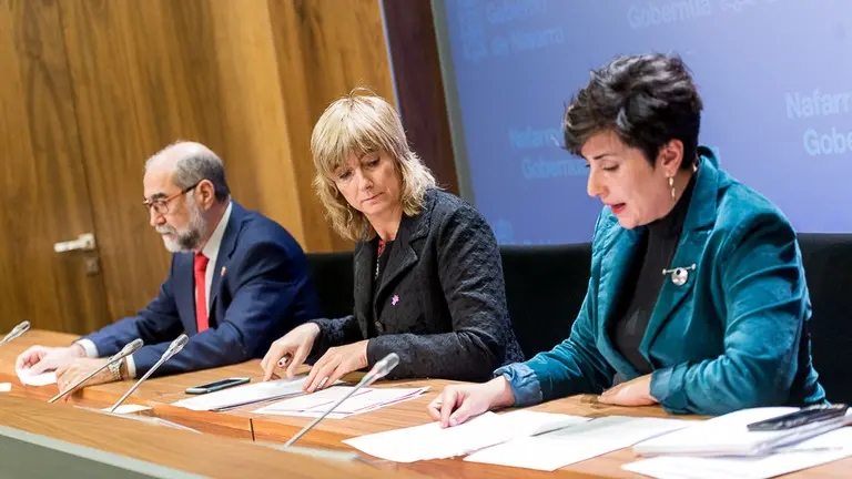 Fernando Domínguez, Ana Ollo y María Solana durante la rueda de prensa para informar de los principales asuntos tratados en la Sesión de Gobierno (4). IÑIGO ALZUGARAY
