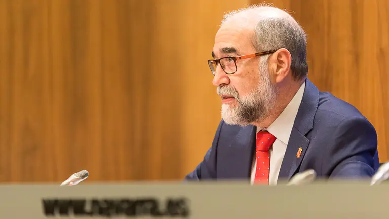 Fernando Domínguez durante la rueda de prensa para informar de los principales asuntos tratados en la Sesión de Gobierno (1). IÑIGO ALZUGARAY