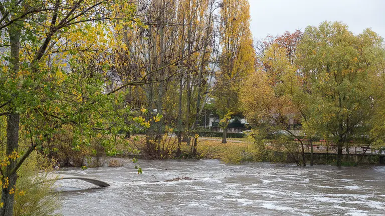 El Ayuntamiento de Pamplona ha procedido al cierre de las pasarelas peatonales que atraviesan el Arga cercanas al Club Natación debido a la crecida del río. IÑIGO ALZUGARA (7)