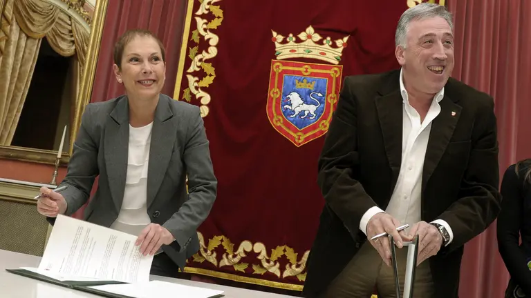 GRA121. PAMPLONA, 30/12/2015.- La presidenta del Gobierno de Navarra, Uxue Barkos, y el alcalde de Pamplona, Joseba Asiron, durante la firma de un convenio de colaboración para la gestión de la Biblioteca Pública de San Francisco, hoy en Pamplona. EFE/Villar López