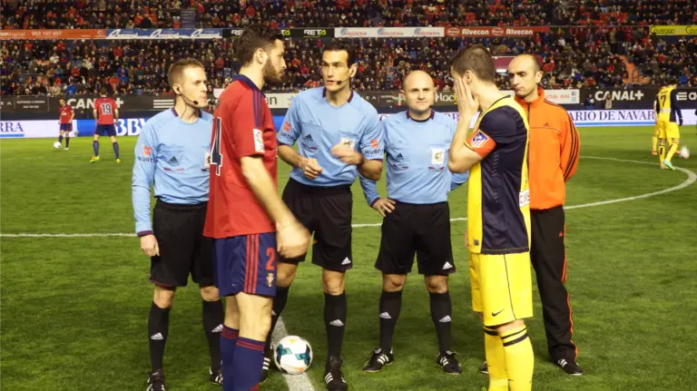 Los capitanes Damiá y Gabi con el trio arbitral en el Sadar.