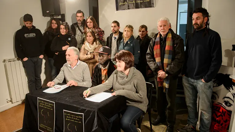 Rueda de prensa al cumplirse un mes de la muerte en comisaría de Elhadji Ndiayel _sin saber por qué_. PABLO LASAOSA 03