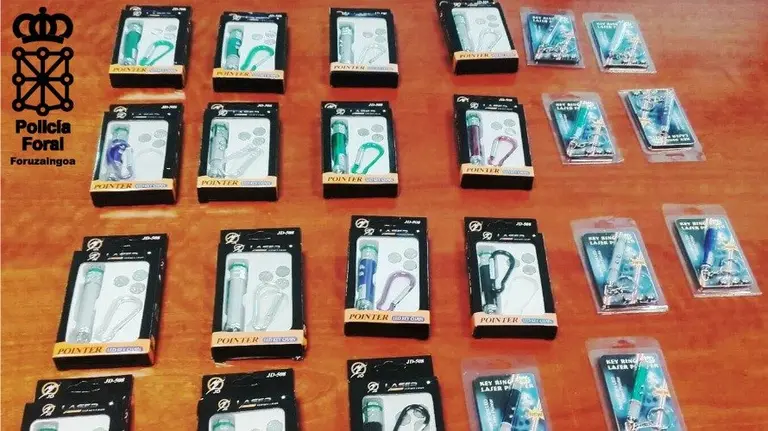 Punteros láser incautados en Santesteban por la Policía Foral.