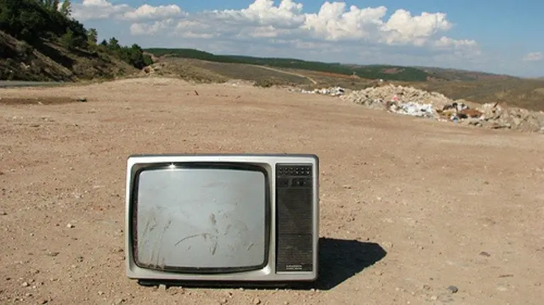 Televisión antigua en un vertedero. ARCHIVO