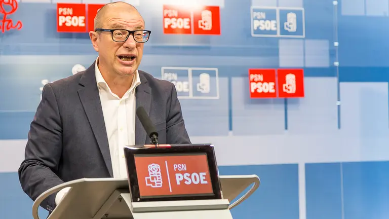 El portavoz de Educación del PSN, Carlos Gimeno, analiza el informe de la evaluación del PAI en Navarra (4). IÑIGO ALZUGARAY