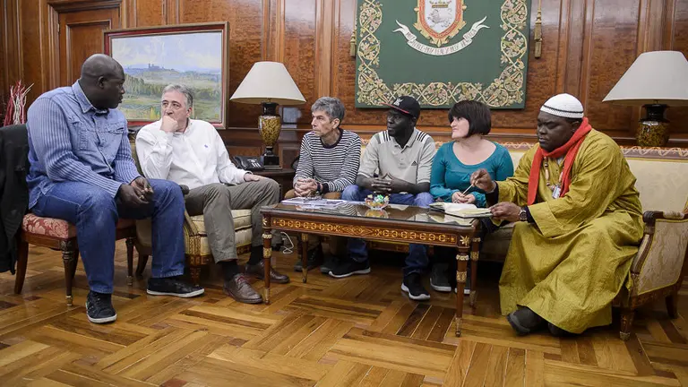 Reunión del alcalde, Joseba Asiron, con representantes de la comunidad senegalesa. PABLO LASAOSA 02