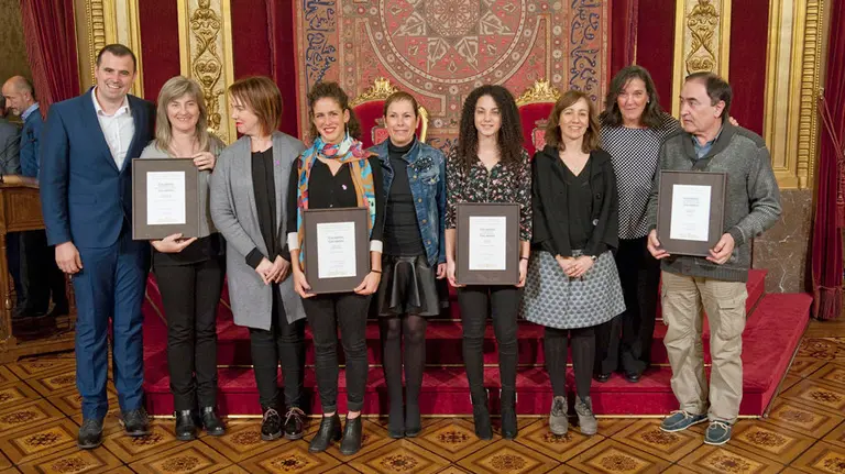 Los premiados junto a las autoridades políticas de la Comunidad foral de Navarra tras el acto de entrega de los galardones de la Juventud 2016.