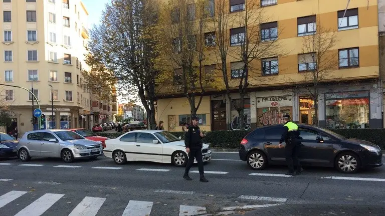 Colisión múltiple con cuatro coches implicados en la avenida Baja Navarra de Pamplona.