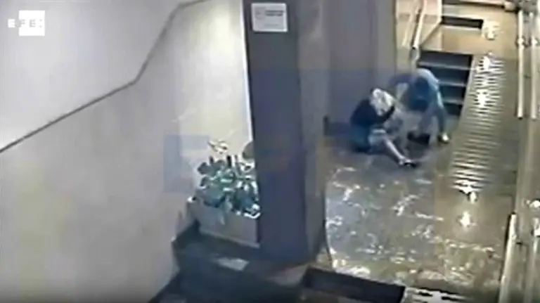 Un joven de 22 años propina una brutal paliza a su compañera sentimental.