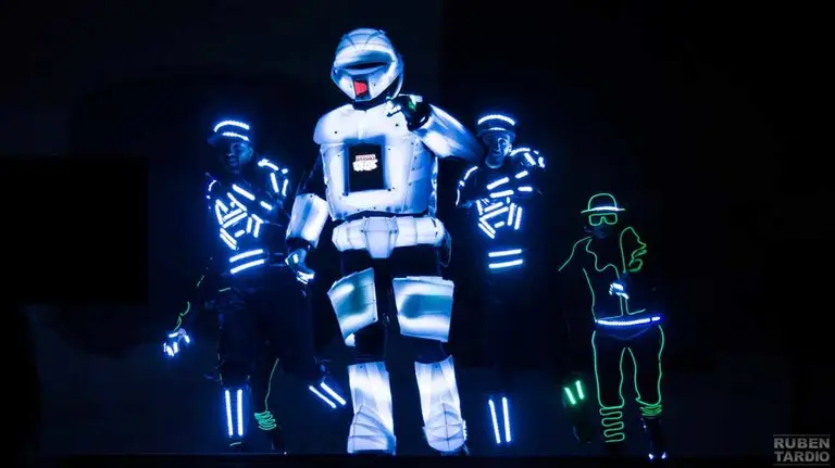 Imagen de los Brodas Bros, el grupo que ha encendido las luces de El Corte Inglés de Pamplona. RUBEN TARDIO